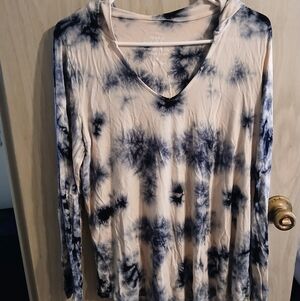Torrid Super Soft long sleeve Shirt Size 0 Tie Dye Blue